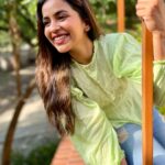 Komalee Prasad Instagram - Just a Thursday dose of sunset 🌤 , lime water 🍸and me who always makes faces to the camera 😛 #candidsarealwaysnotfake Oorjha Cafe