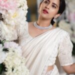 Komalee Prasad Instagram - Dream a little dream of me just like you did in you’re teens , Not an actress that you see on screens , Dream a little dream of me just like you did in you’re teens. ☁️🕊🤍 📸 @anuragkamilla 🧕🏻 @aayeshaa.mariam 🥻 @malinistudio 💎 @kushalsfashionjewellery 🗺 @themayabazar 🤍 #dreamgirl series
