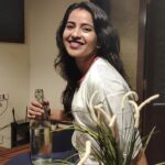 Komalee Prasad Instagram - Caught while drinking H2O ! 🤷🏻‍♀️