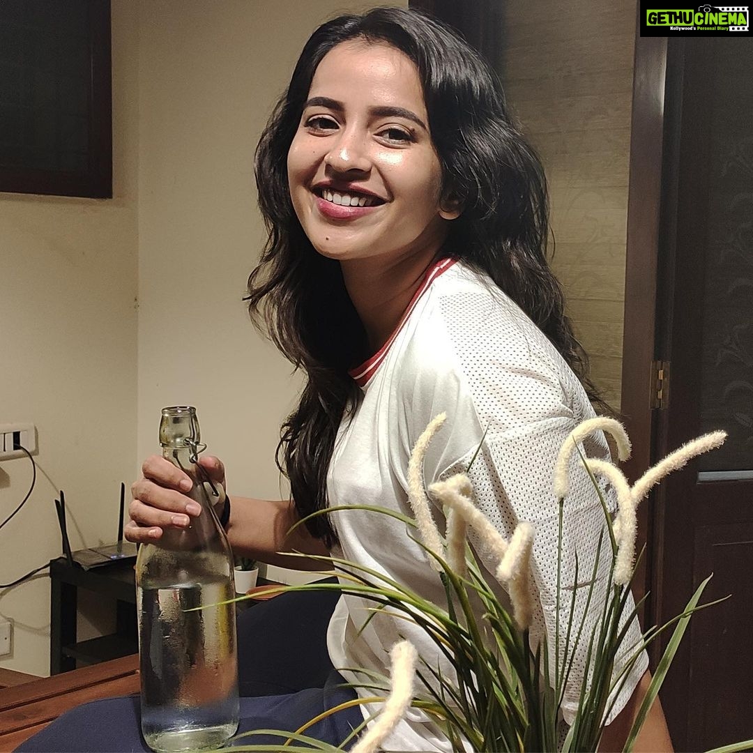 Komalee Prasad Instagram - Caught while drinking H2O ! 🤷🏻♀️
