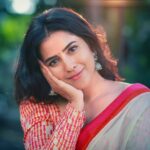Komalee Prasad Instagram - What would be that one song you'd sing for me ? I am listening❤ . 📷 @prasad_singarapu 👗 @aayeshaa.mariam