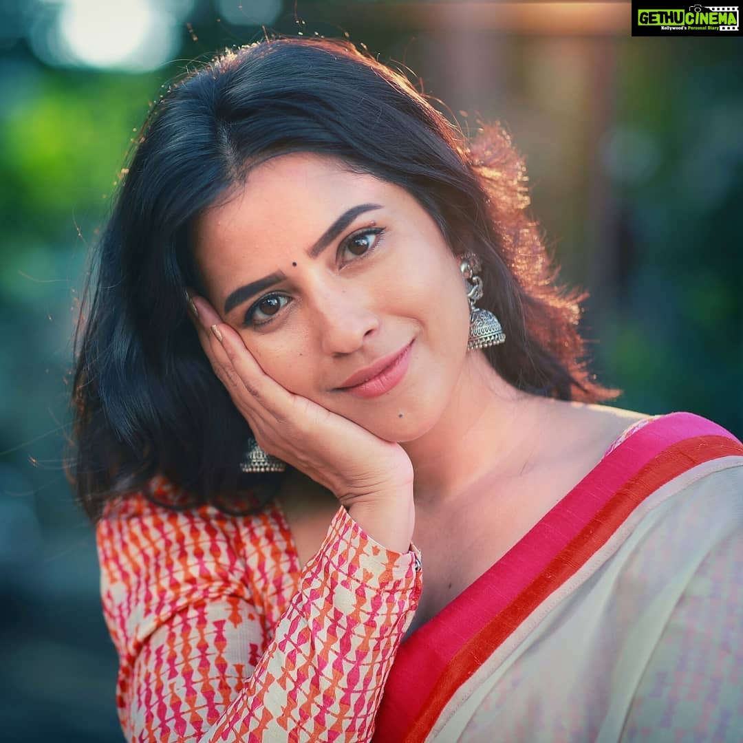 Komalee Prasad Instagram - What would be that one song you'd sing for me ? I am listening❤ . 📷 @prasad_singarapu 👗 @aayeshaa.mariam