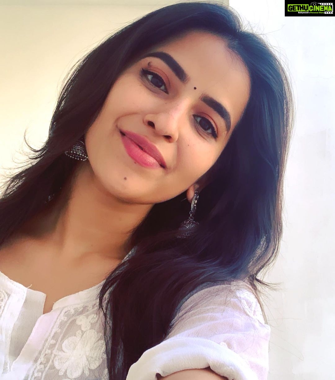 Komalee Prasad Instagram - Vintage!! Both filter and her !! 🤍