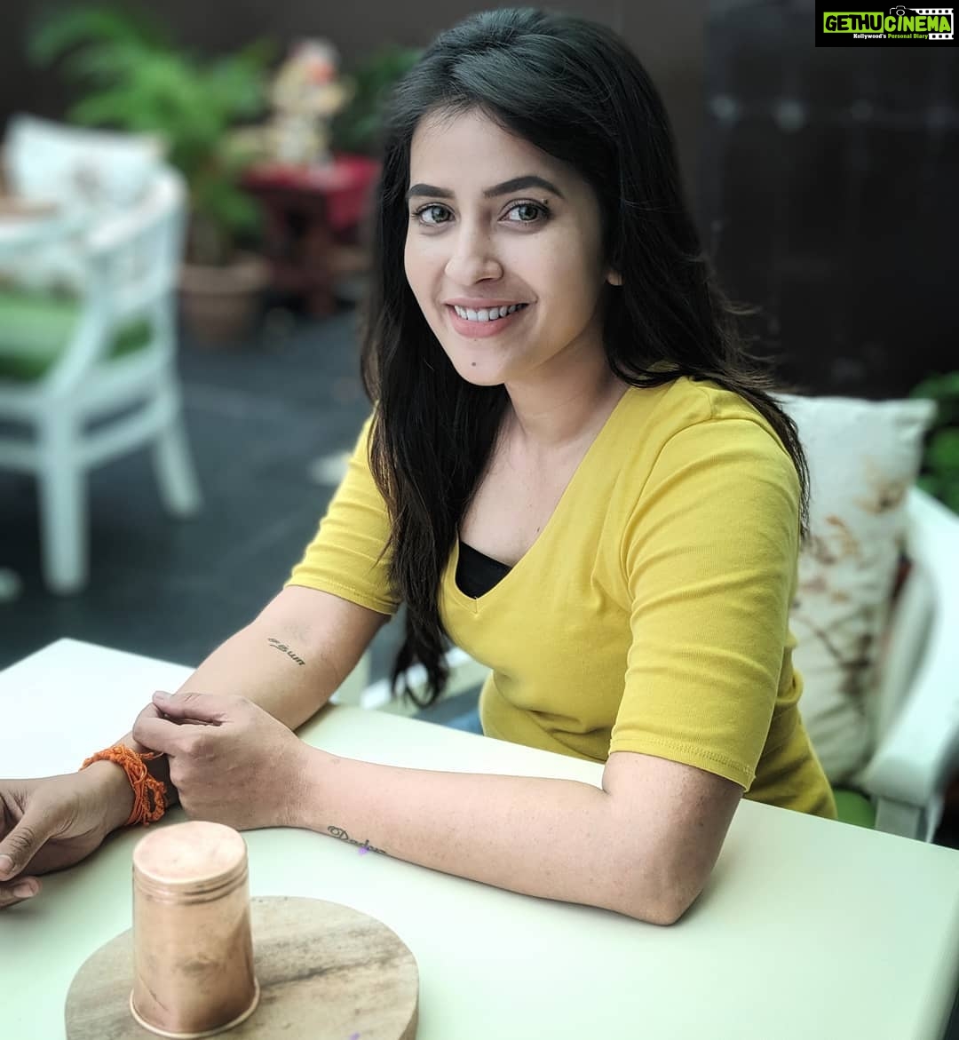 Komalee Prasad Instagram - Just a smile. It does everything 💛✨