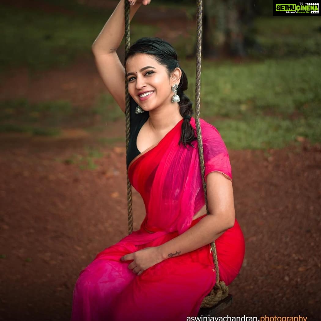 Komalee Prasad Instagram - The rain told her , "one day a love will find you and show you what love is meant to be" GIRL IN THE RAIN ♥️ 📸@aswin_jayachandran 👗 @rekhaboggarapu #girlinsaree #teluguactress #tamilactors #southindianactress