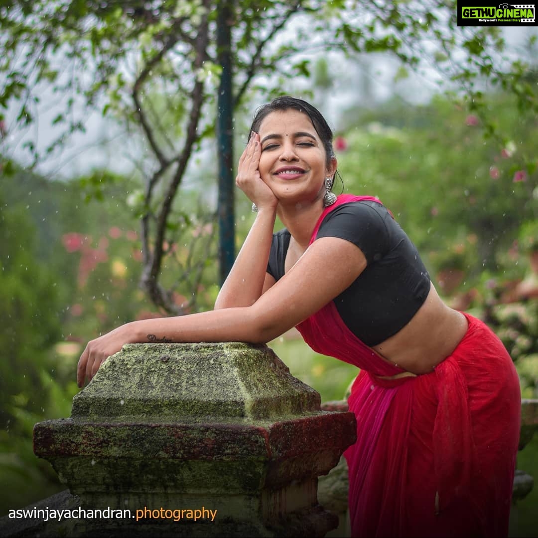 Komalee Prasad Instagram - The rain told her , "one day a love will find you and show you what love is meant to be" GIRL IN THE RAIN ♥️ 📸@aswin_jayachandran 👗 @rekhaboggarapu Hill Palace, Tripunithura