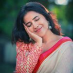 Komalee Prasad Instagram - What would be that one song you'd sing for me ? I am listening❤ . 📷 @prasad_singarapu 👗 @aayeshaa.mariam