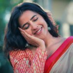 Komalee Prasad Instagram - What would be that one song you'd sing for me ? I am listening❤ . 📷 @prasad_singarapu 👗 @aayeshaa.mariam