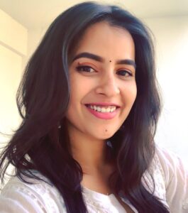 Komalee Prasad Instagram - Vintage!! Both filter and her !! 🤍