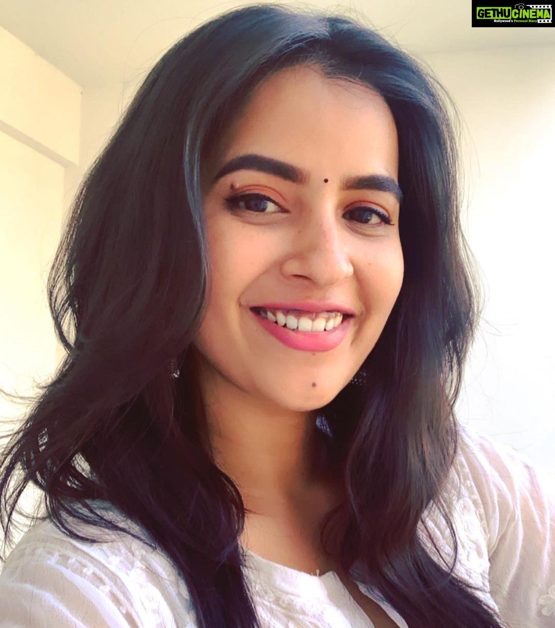 Komalee Prasad Instagram - Vintage!! Both filter and her !! 🤍