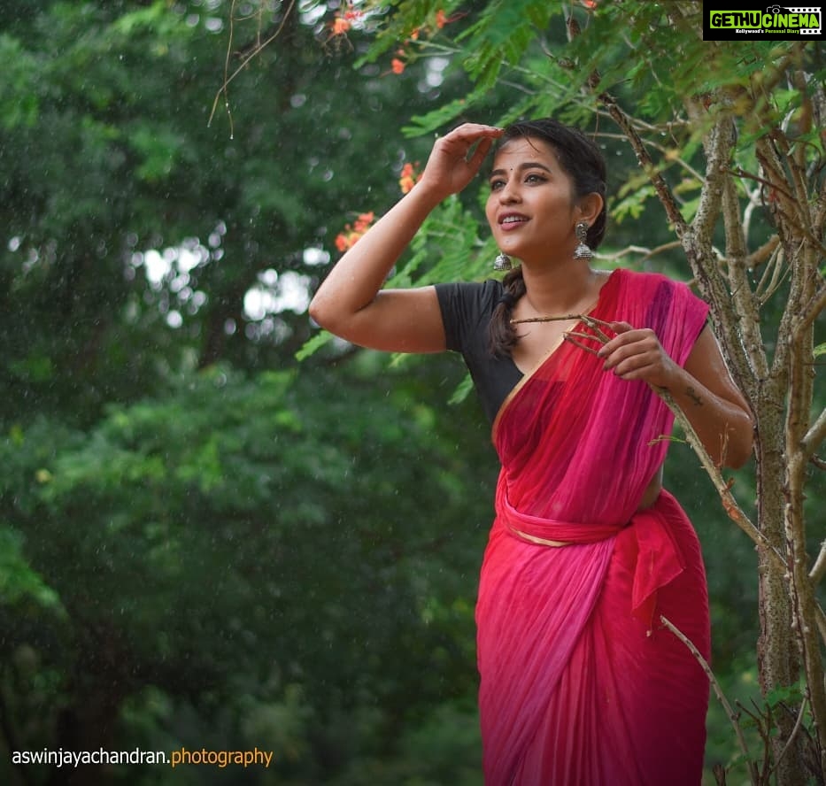 Komalee Prasad Instagram - The rain told her , "one day a love will find you and show you what love is meant to be" GIRL IN THE RAIN ♥️ 📸@aswin_jayachandran 👗 @rekhaboggarapu