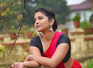 Komalee Prasad Instagram - The rain told her , "one day a love will find you and show you what love is meant to be" GIRL IN THE RAIN ♥️ 📸@aswin_jayachandran 👗 @rekhaboggarapu Hill Palace, Tripunithura