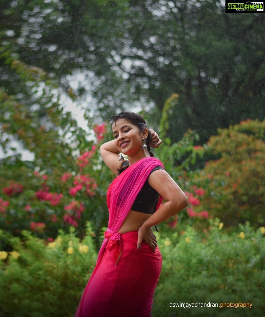 Komalee Prasad Instagram - GIRL IN THE RAIN ♥️ 📸 @aswin_jayachandran Hill Palace, Tripunithura