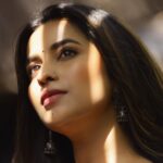Komalee Prasad Instagram – It’s in the eyes… always in the eyes… can you read ?! ♥️

Makeup @makeupbyramakrishna 
Hair @naidukavala