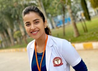 Komalee Prasad Instagram - Happy doctors day ! Prescribing you a day full of smiles 😀♥️🌈 #doctorsday #throwback