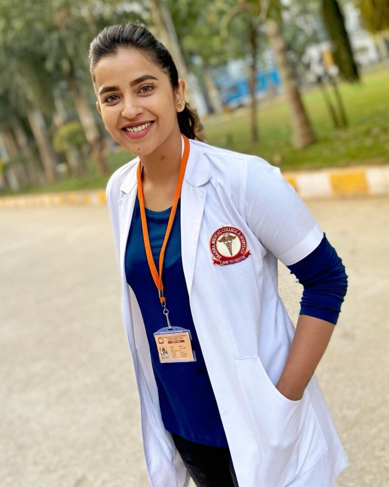 Komalee Prasad Instagram - Happy doctors day ! Prescribing you a day full of smiles 😀♥️🌈 #doctorsday #throwback