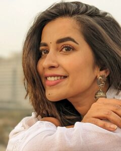 Komalee Prasad Instagram - The beauty you see in me is a reflection of you 🪞🤍🌸🌤️