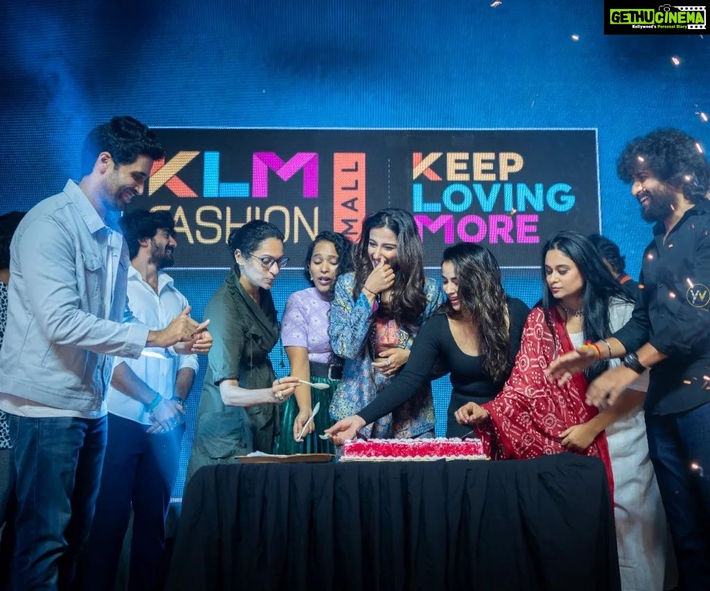 Komalee Prasad Instagram - Beauty in Black 🖤🤍 Varsha aka Actress #KomaleePrasad from the #BloodyBlockbuster Celebrations last night 📸💫 @komaleeprasad #Hit2 #rowdyboys #sebastian #tfi #modernlovehyderabad #loser #tollywoodactress #tollywood #teluguactress #sasivadane Ramanaidu Film Studio