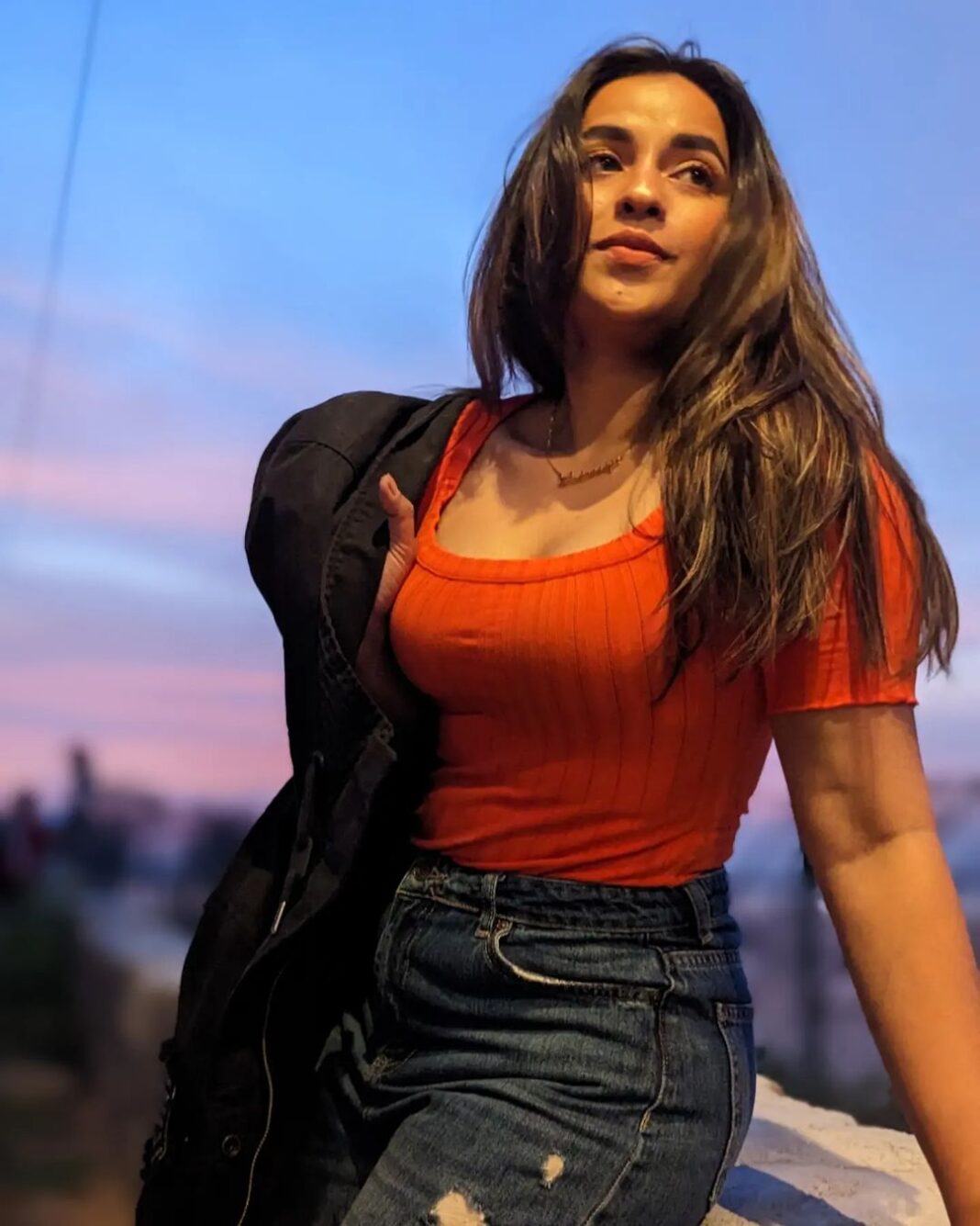 Komalee Prasad Instagram - Painting the sky , making it mine ❤️‍🔥💫
