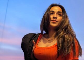 Komalee Prasad Instagram - Painting the sky , making it mine ❤️‍🔥💫