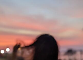 Komalee Prasad Instagram - Painting the sky , making it mine ❤️‍🔥💫