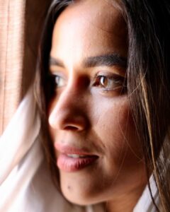 Komalee Prasad Instagram - He was a man of slow gestures. He loved my delicate features, golden skin without any makeup, light brown freckles, dark brown hair and my honey brown eyes. 🦋✨🦋✨🦋✨ #thursdaythoughts #nomakeup