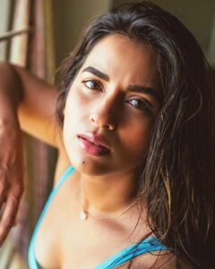 Komalee Prasad Instagram - Mood swings ☀️🌧

📸 @the_pixel_farmer