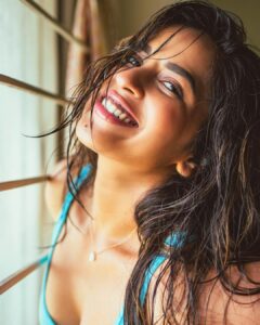 Komalee Prasad Instagram - Mood swings ☀️🌧

📸 @the_pixel_farmer