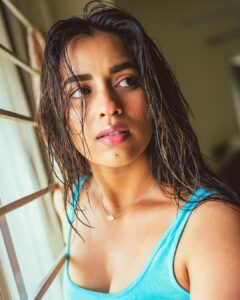 Komalee Prasad Instagram - Mood swings ☀️🌧

📸 @the_pixel_farmer