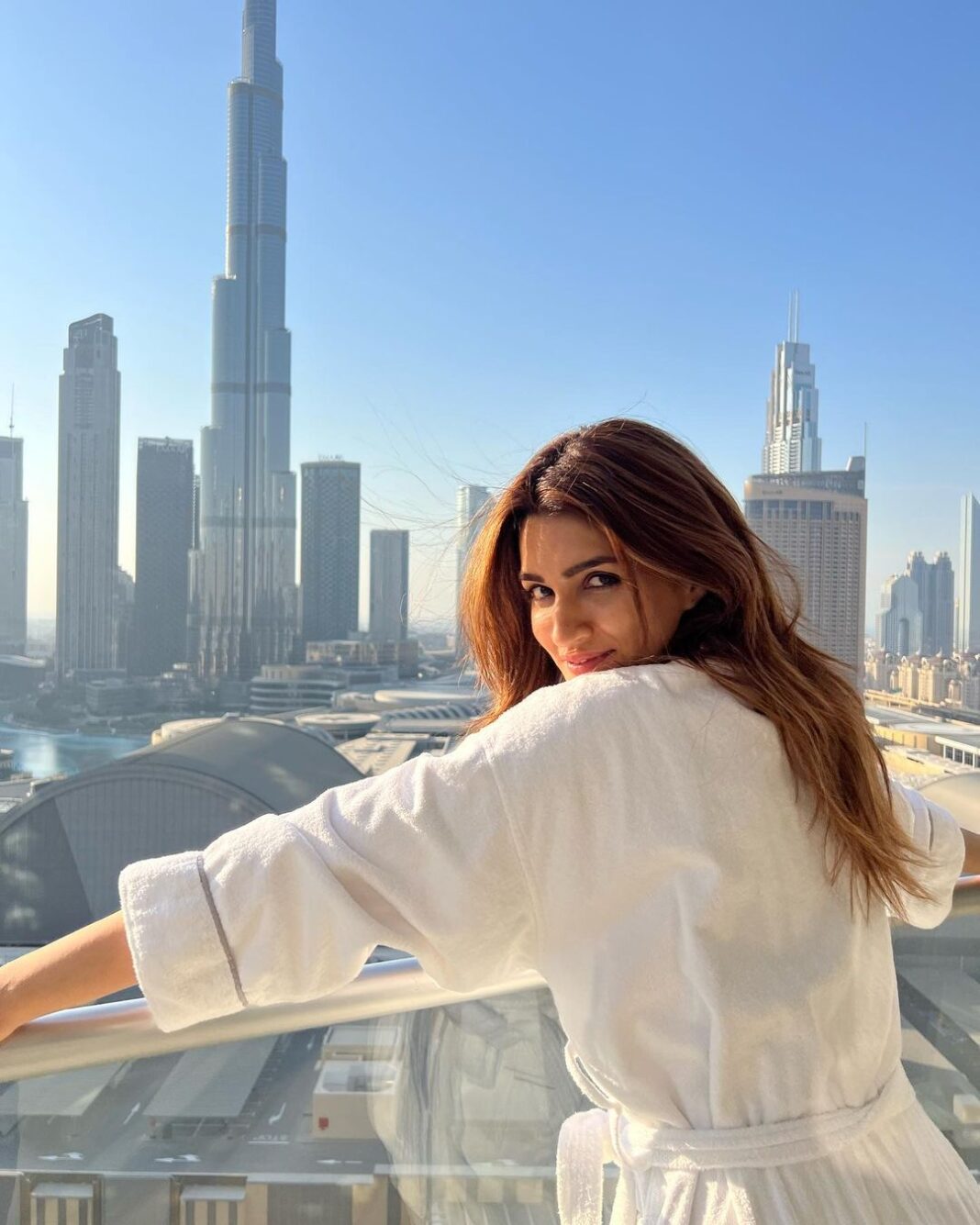 Kriti Sanon Instagram - Hello Dubai! ✨ Sunlight makes me happy☀️ #BhediyaPromotions 📸: @aasifahmedofficial