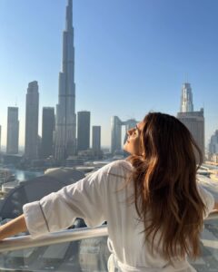 Kriti Sanon Instagram - Hello Dubai! ✨
Sunlight makes me happy☀️
#BhediyaPromotions

📸: @aasifahmedofficial