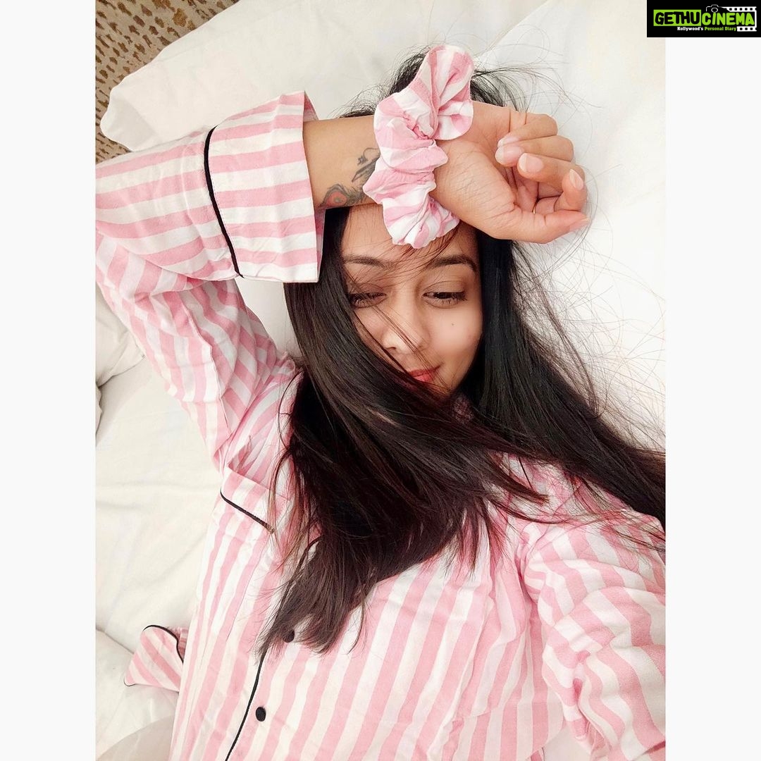 Krutika Desai Khan Instagram - Always wear cute PJs! You never know who you'll meet in your dreams 👻 7 piece PJ Fits by @younglings_india 🌸 #nightsuit #pjs #cute #pretty #pink #babe #capricorn #spreadlove #krutikadesai #kd