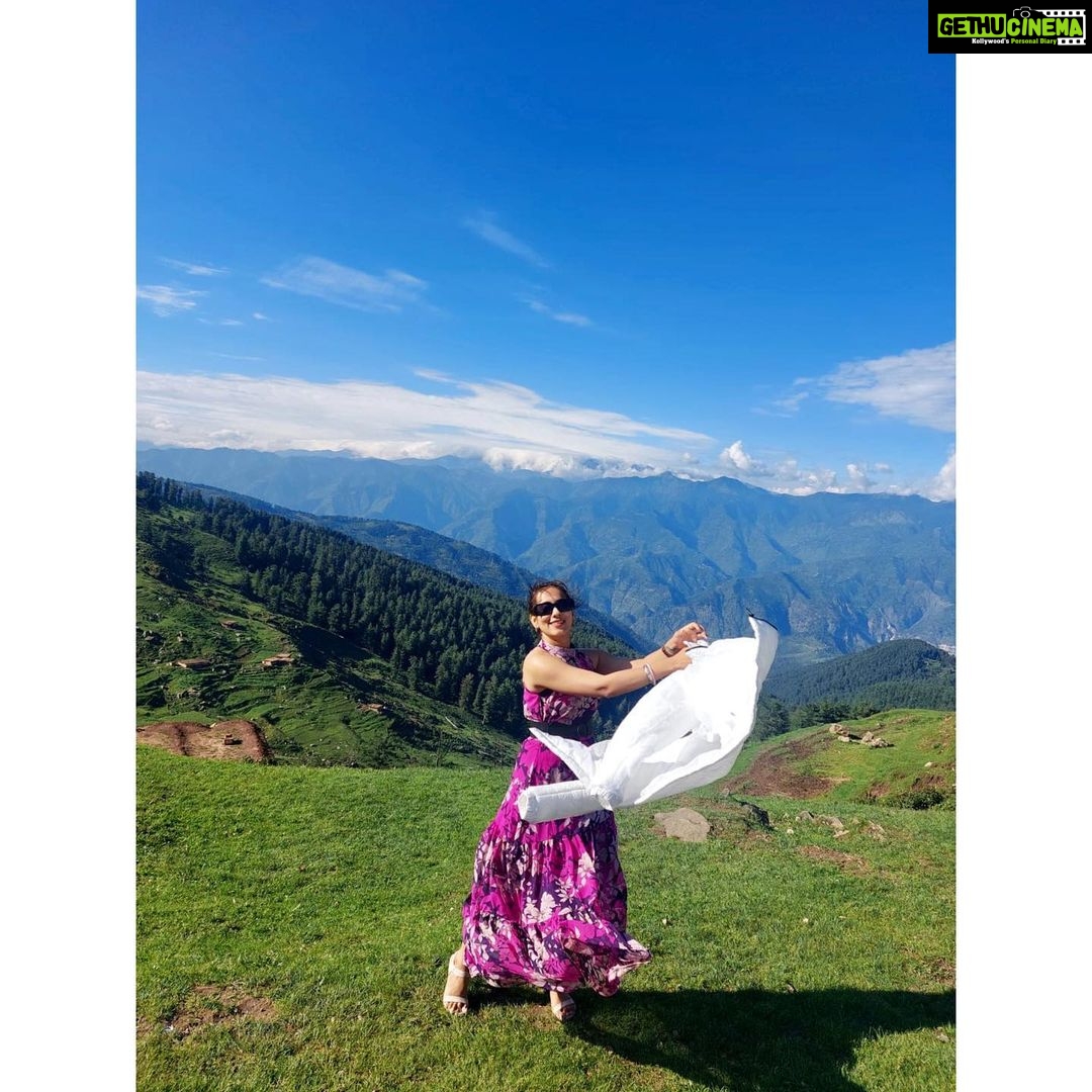 Krutika Desai Khan Instagram - Ye haseen waadiya, ye khula aasman π§π»ββοΈπ§Ώπ #traveldiaries #jammu #kashmir #patnitop #nathatop #serene #beauty #nature #heaven #sky #positivevibes #spreadlove #kd β₯οΈ Nathatop (patnitop)