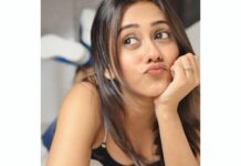 Krutika Desai Khan Instagram - Crushing over myself..! ✨ #krutikadesai #actor #artist #cute #asian #indian #girl #bossbabe #love #live #laugh #happiness #blessed #positivevibes #spreadlove ♥️