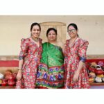 Krutika Desai Khan Instagram - I had no idea twinning would turn out so well 🤷🏻‍♀️ #TwinningGoals 👭🏼 Wearing : @sassafrasindia #sassasquad 🙋🏼‍♀️ #motherdaughter #twinning #goals #family #function #krutikadesai #kd #tradition #ritual #bestfriends #happiness #positivevibes #spreadlove ♥️