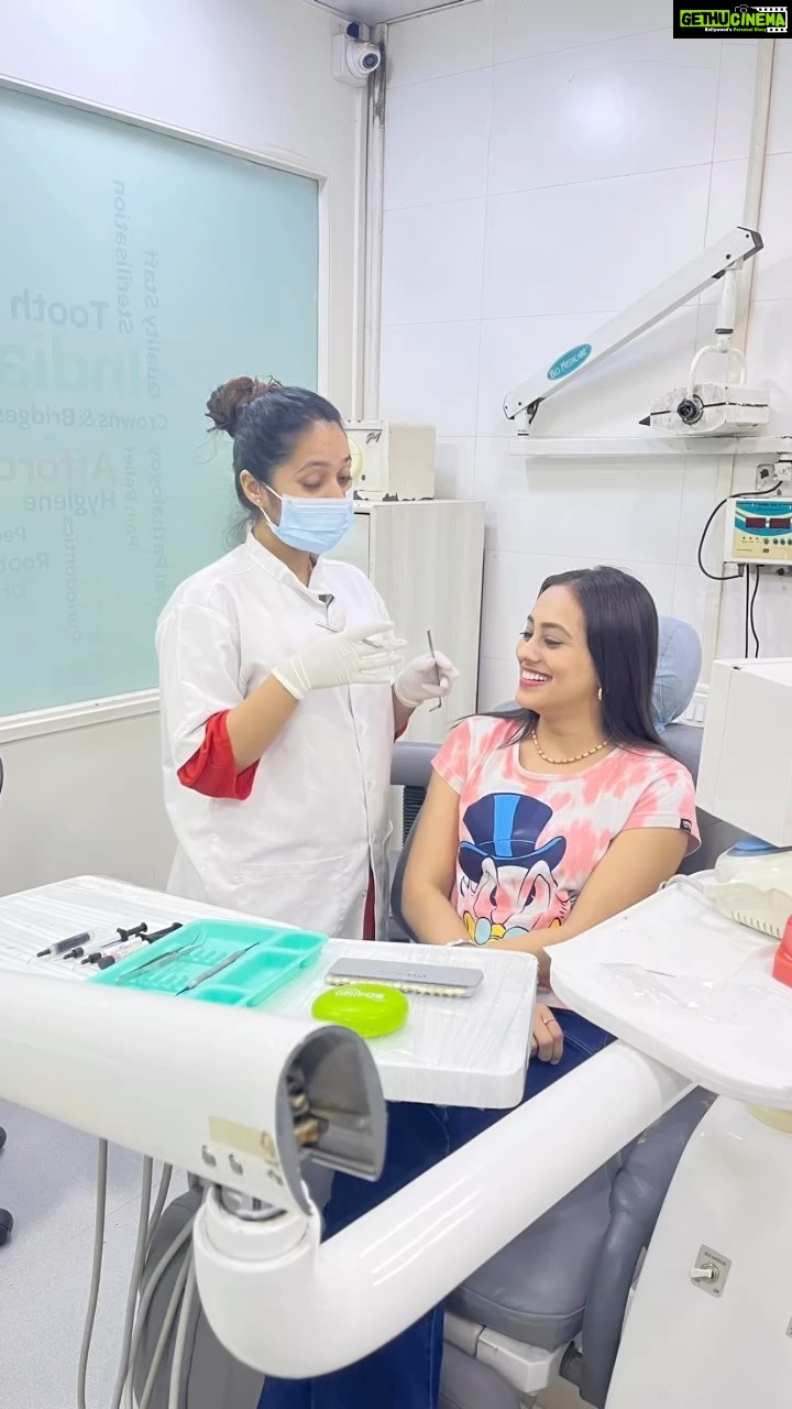 Krutika Desai Khan Instagram - SMILE 💁🏻♀️ It may be the sunshine of someone’s day 😃 Got my SD Sparkle Teeth Whitening treatment from @sabkadentist What are you waiting for? Hurry up & book your appointment now 🙌🏻 Shot by : @_dhruv1905 #reels #smile #dentist #white #teeth #teethwhitening #hygiene #happiness #trending #spreadlove