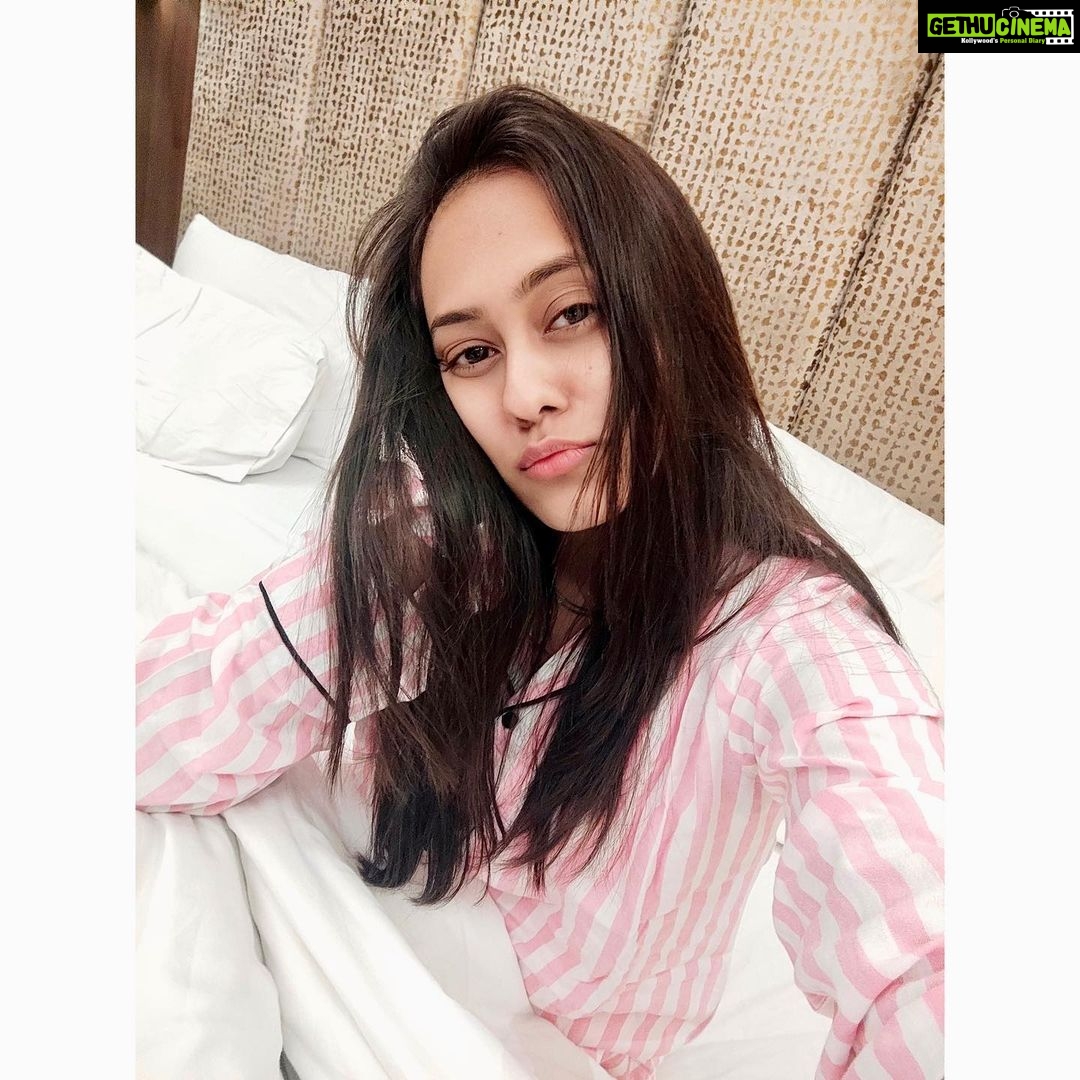 Krutika Desai Khan Instagram - Always wear cute PJs! You never know who you'll meet in your dreams 👻 7 piece PJ Fits by @younglings_india 🌸 #nightsuit #pjs #cute #pretty #pink #babe #capricorn #spreadlove #krutikadesai #kd