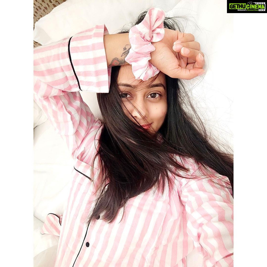 Krutika Desai Khan Instagram - Always wear cute PJs! You never know who you'll meet in your dreams 👻 7 piece PJ Fits by @younglings_india 🌸 #nightsuit #pjs #cute #pretty #pink #babe #capricorn #spreadlove #krutikadesai #kd