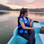 Krutika Desai Khan Instagram - 🌅🚣‍♂️🧡 #boating #mansar #lake #goldenhour #sunset #vibes #waterbaby #potd #traveldiaries #spreadlove ♥️ Mansar Lake