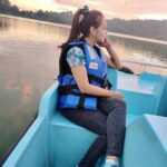 Krutika Desai Khan Instagram - 🌅🚣‍♂️🧡 #boating #mansar #lake #goldenhour #sunset #vibes #waterbaby #potd #traveldiaries #spreadlove ♥️ Mansar Lake