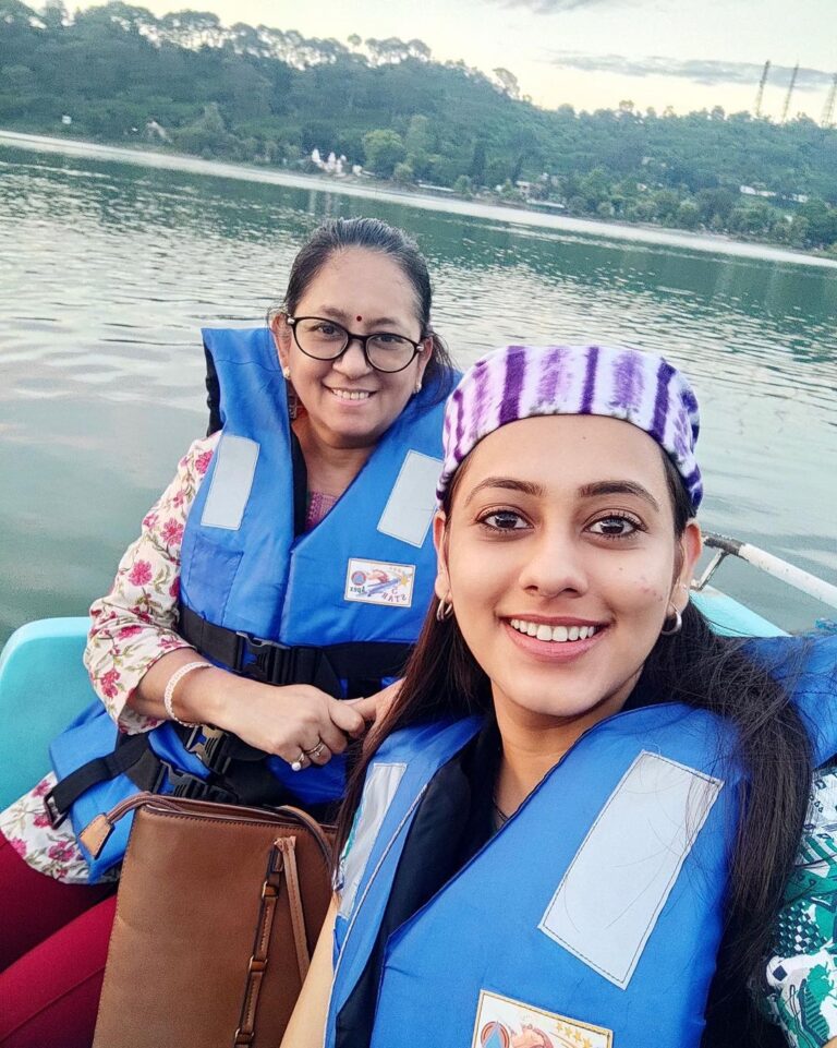 Krutika Desai Khan Instagram - 🌅🚣‍♂️🧡 #boating #mansar #lake #goldenhour #sunset #vibes #waterbaby #potd #traveldiaries #spreadlove ♥️ Mansar Lake