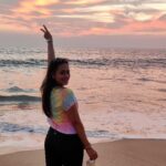 Krutika Desai Khan Instagram - Beach Bum 🏝🐚 🌊🌅 My Opinions are very strong hence I’m wearing @wearyouropinion @wyo_honest_limbdi 💁🏻‍♀️😉 #reels #trending #beach #vibes #waterbaby #beachbum #sunset #love #krutikadesai #kd ♥️