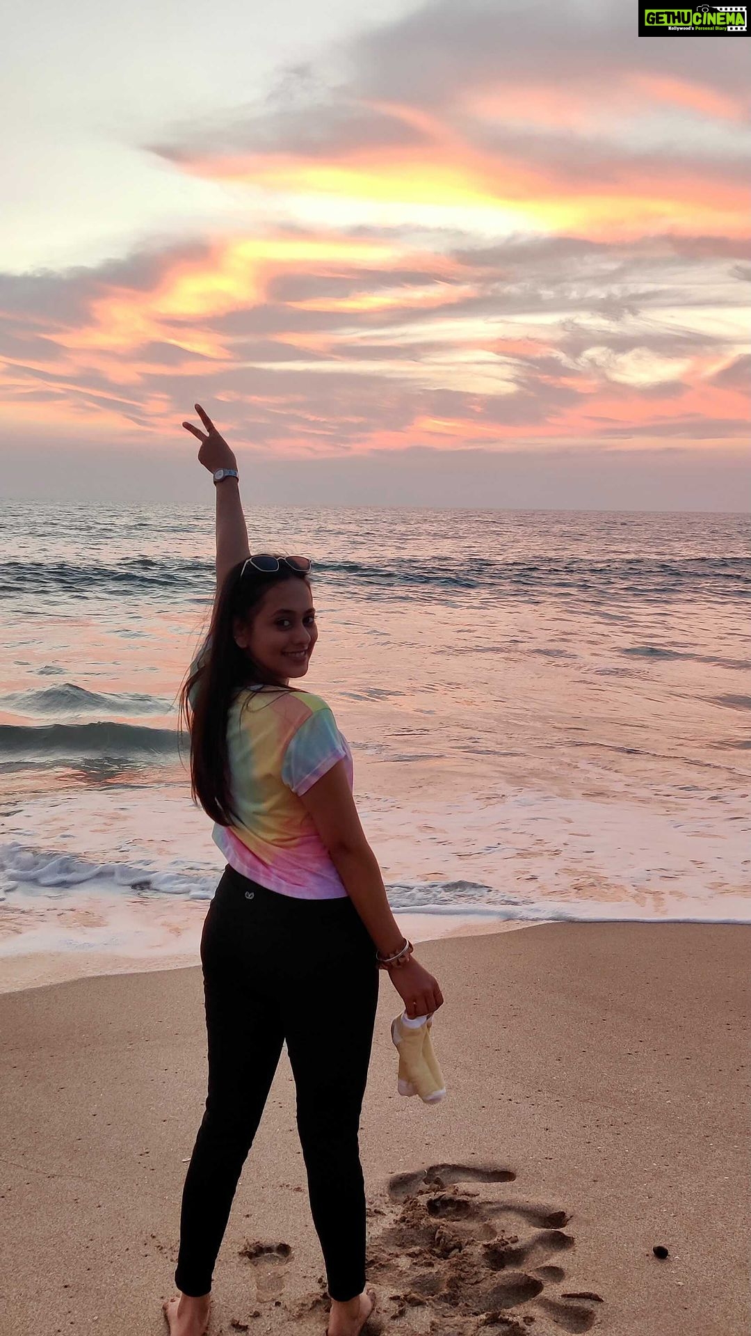 Krutika Desai Khan Instagram - Beach Bum šš šš
My Opinions are very strong hence Iām wearing @wearyouropinion @wyo_honest_limbdi šš»āāļøš #reels #trending #beach #vibes #waterbaby #beachbum #sunset #love #krutikadesai #kd ā„ļø
