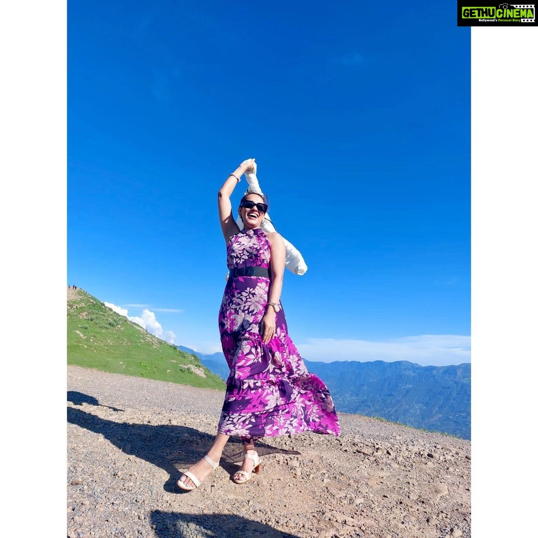 Krutika Desai Khan Instagram - Ye haseen waadiya, ye khula aasman π§π»ββοΈπ§Ώπ #traveldiaries #jammu #kashmir #patnitop #nathatop #serene #beauty #nature #heaven #sky #positivevibes #spreadlove #kd β₯οΈ Nathatop (patnitop)