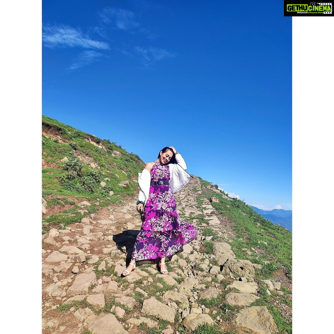 Krutika Desai Khan Instagram - Ye haseen waadiya, ye khula aasman π§π»ββοΈπ§Ώπ #traveldiaries #jammu #kashmir #patnitop #nathatop #serene #beauty #nature #heaven #sky #positivevibes #spreadlove #kd β₯οΈ Nathatop (patnitop)