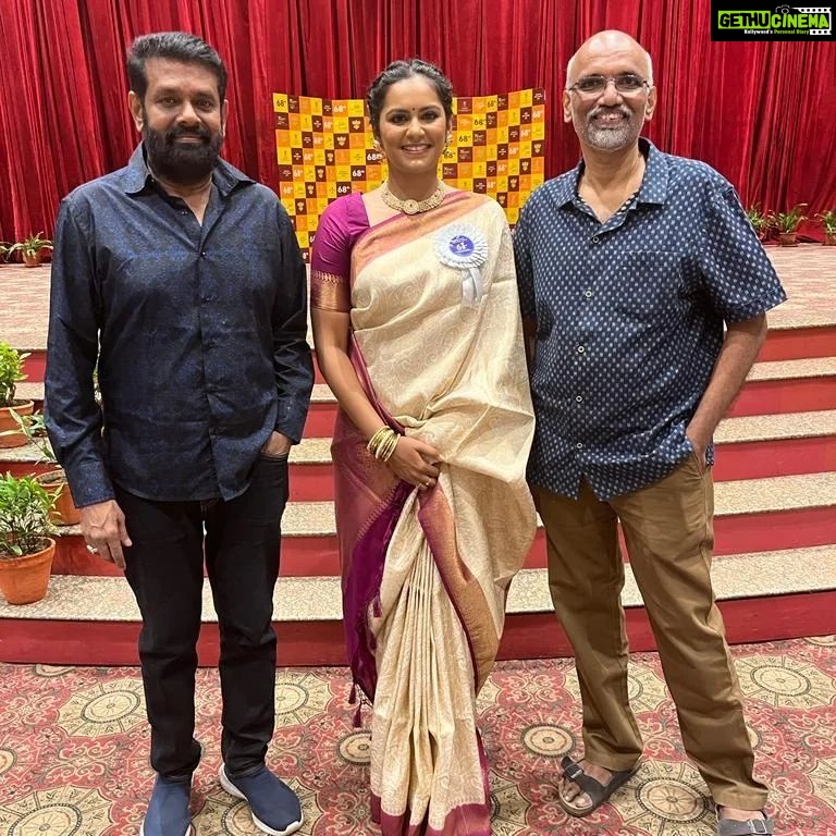Lakshmi Priyaa Chandramouli Instagram - The one with people! 1. 3 award winners of #SivaranjaniyumInnumSilaPengalum. @sreekar.prasad sir and @directorvasanth.official sir. Thank you again Vasanth sir. I can never stop thanking you for this! 🙏 2. Best Actress and Best Supporting Actress. How exciting that both these awards are for Tamil films!!! @aparna.balamurali ❤ 3. The leads of #SaltMangoTree (2015) are now the winners of Best supporting Actor and Best Supporting Actors. So honoured to be receiving this award with @bijumenonofficial sir. Life works in such strange lovely ways. 4. My whole heart. Styled by @themis_vanessa Blouse by @soul__spectrum Jewellery by @manjushaa_jewelry MUAH by @ramilamuktan_makeup_artist #NationalAwards2020 #68thNationalAwards #ThePeople #SivaranjaniyumInnumSilaPengalum #BestSupportingActress #BestFeatureFilmInTamil #LakshmiPriyaaChandramouli #Kollywood #SonyLiv #TamilActress. #TheTeam Delhi, India