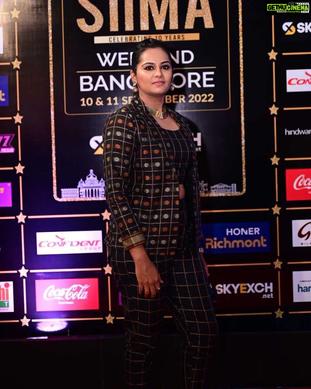 Lakshmi Priyaa Chandramouli Instagram - Drooling over these killer looks @lakshmipriyaachandramouli✨ Sponsors: @wolf777newsofficial @confidentgroupofficial @sky_exch_ @honer_homes @lotmobilesofficial @southindiashopping @bharathicementofficial @hindwarehomes @marsgalaxyindia @parleproducts @easemytrip @canarabankinsta @cocacola_india #NVYTV #HarmonyCity #SIIMA2022 #10YearsofSIIMA