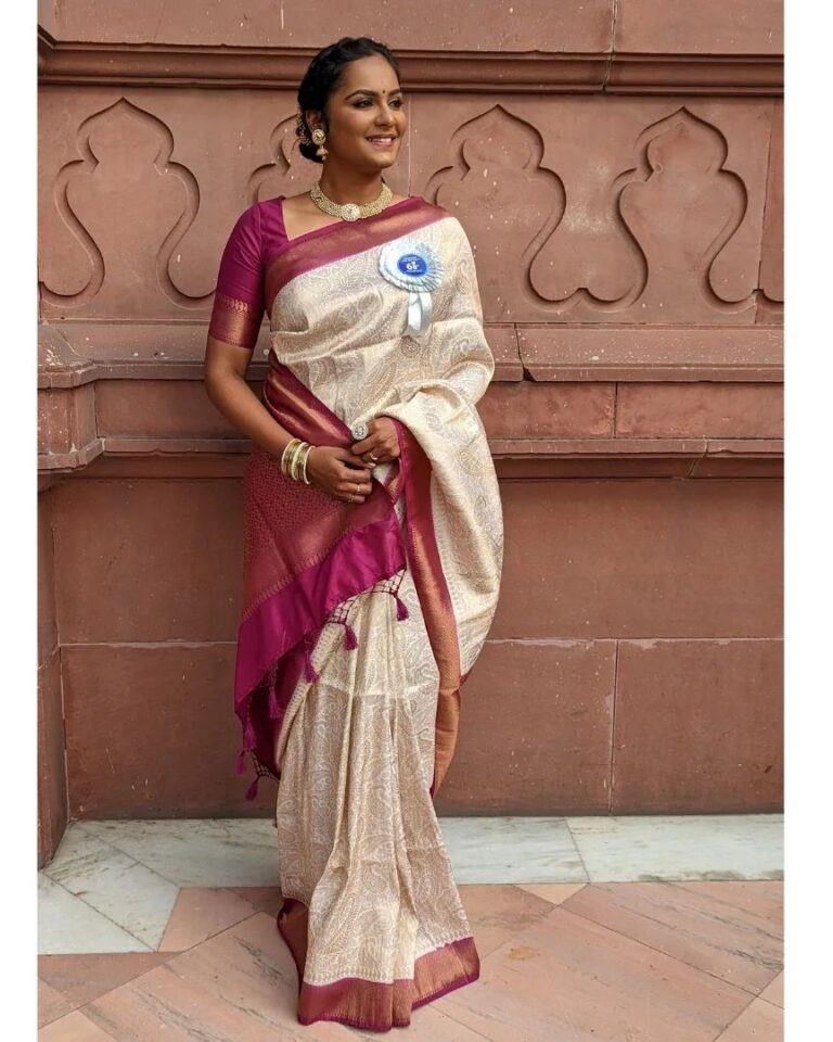 Lakshmi Priyaa Chandramouli Instagram - 68th National Films Awards Ceremony! Styled by @themis_vanessa Blouse by @soul__spectrum Jewellery @manjushaa_jewelry Makeup and Hair by @ramilamuktan_makeup_artist Photos by @venkataraghavan.s #NationalAwards2020 #68thNationalAwards #VigyanBhawan #BestSupportingActress #SivaranjaniyumInnumSilaPengalum #BestFeatureFilmInTamil #DressUp #LakshmiPriyaaChandramouli #GratitudeAlways Vigyan Bhawan