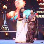 Lakshmy Ramakrishnan Instagram - Had the honour and pleasure of presenting the award to Dr Bharathy, Homepreneur Awards/ சுயசக்தி விருதுகள் 2022 - an initiative by @brandavatar Also met some fabulous people at the event ❤️ #homepreneurawards2022 #brandavatar