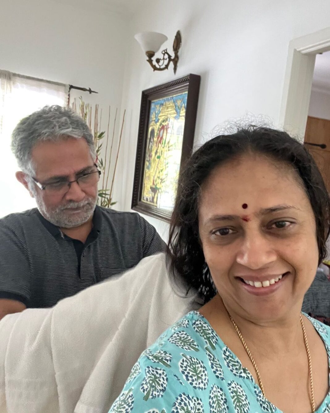 Lakshmy Ramakrishnan Instagram - Guess many do this for their partners and children❤️ share some cute pics guys, let us celebrate these #RealMen in our lives , who don’t have any insecurities whatsoever @DrRamakrishnan8 inspite of the health crisis at home, we manage to steal some romantic moments🥰